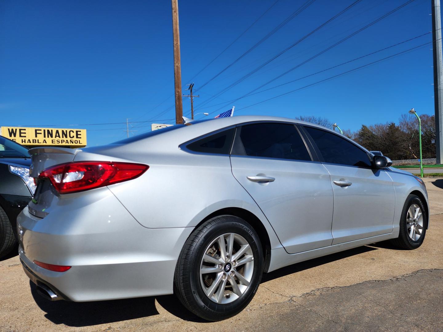 2017 SILVER Hyundai Sonata SE (5NPE24AF8HH) with an 2.4L L4 DOHC 16V engine, 7A transmission, located at 2660 S.Garland Avenue, Garland, TX, 75041, (469) 298-3118, 32.885551, -96.655602 - Welcome to DallasAutos4Less, one of the Premier BUY HERE PAY HERE Dealers in the North Dallas Area. We specialize in financing to people with NO CREDIT or BAD CREDIT. We need proof of income, proof of residence, and a ID. Come buy your new car from us today!! This is a very clean 2017 HYUNDAI SON - Photo#3